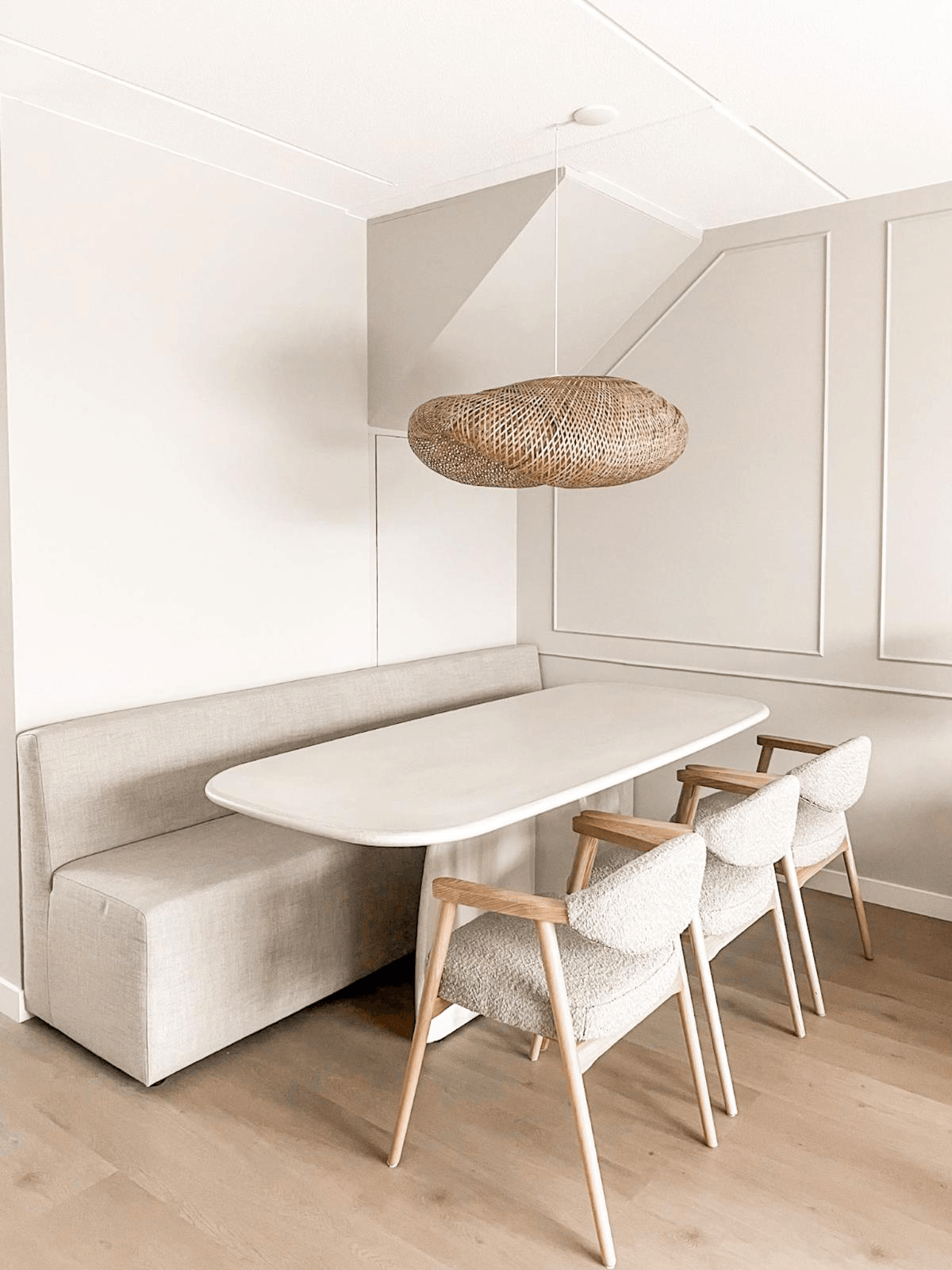 Betonlook eettafel in modern interieur