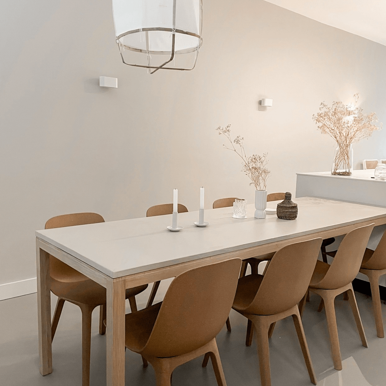 Betonlook eettafel met stoelen