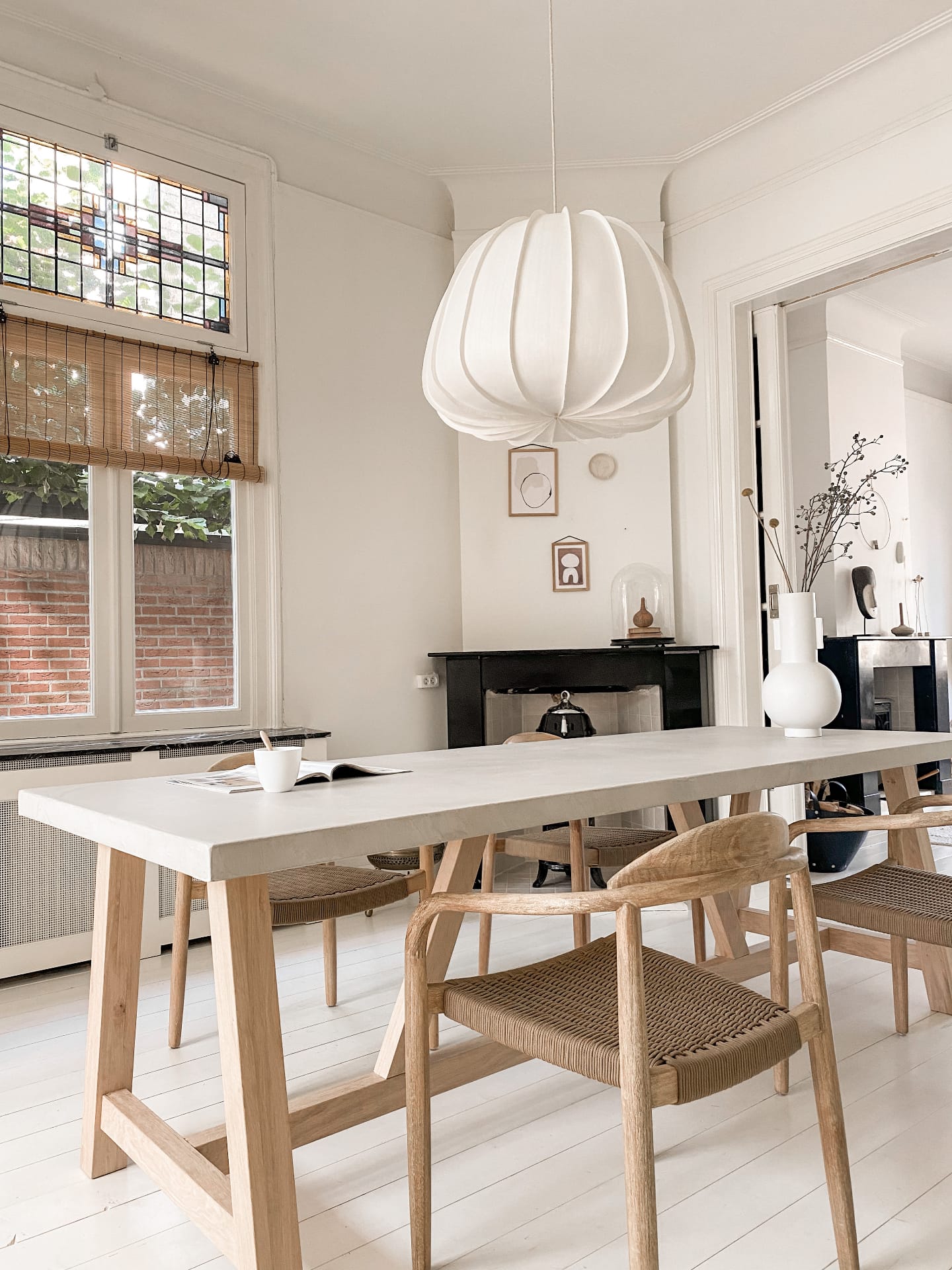 Betonlook eettafel met eiken onderstel