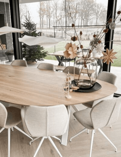 Ovale eettafel met uitzicht op tuin