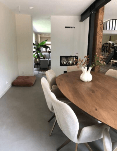 Ronde eettafel bij open haard
