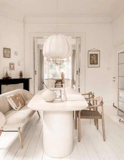 Witte design eettafel in klassiek interieur