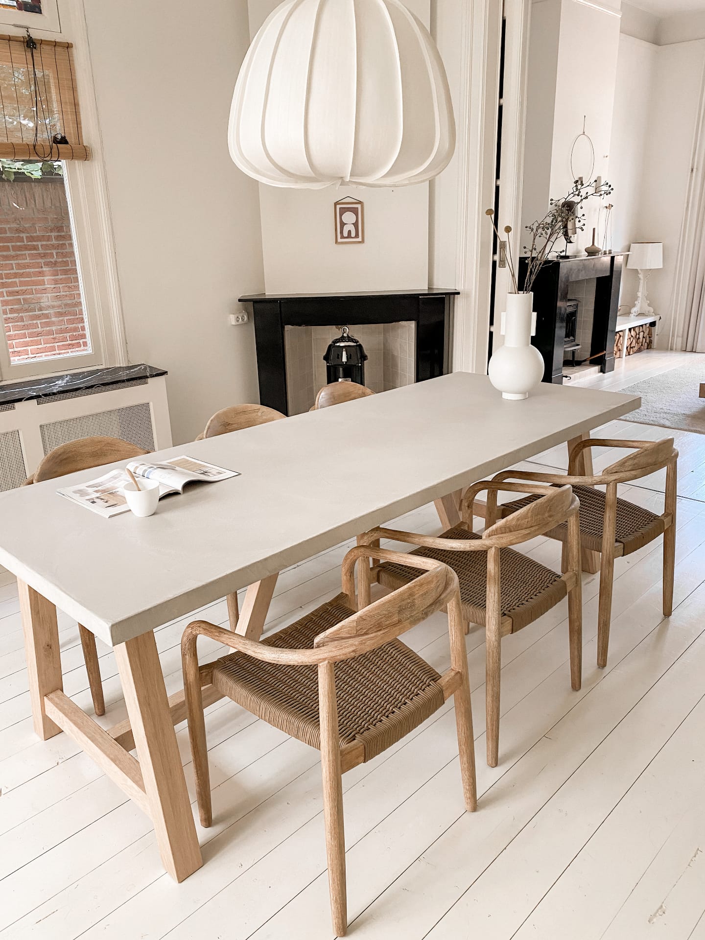 Rechthoekige betonlook eettafel met eikenhouten onderstel