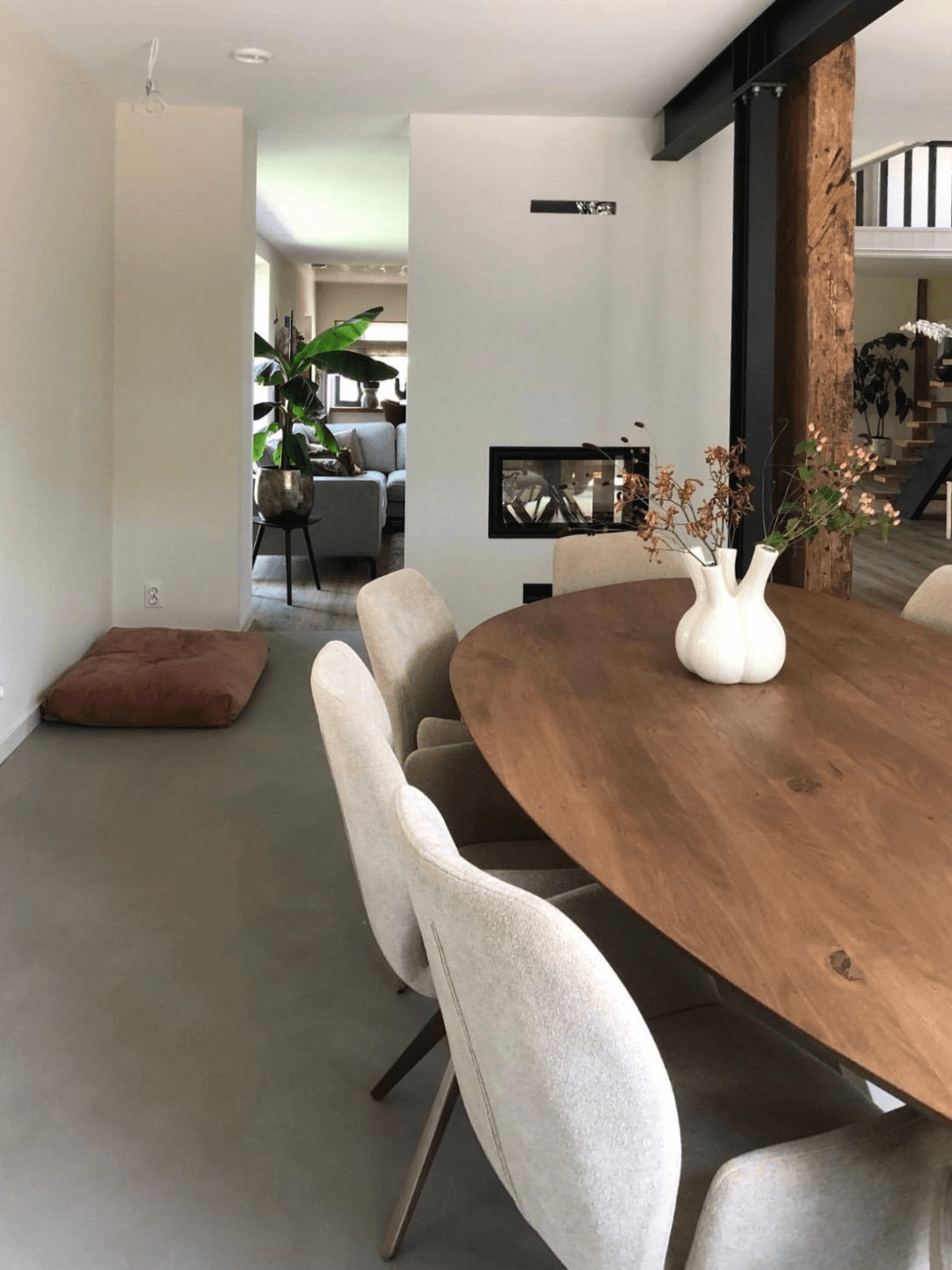 Kiezelvormige eiken eettafel in modern interieur