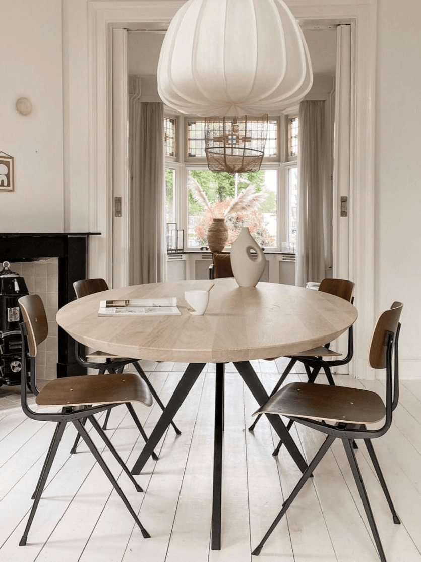 Ovale eiken eettafel in interieur