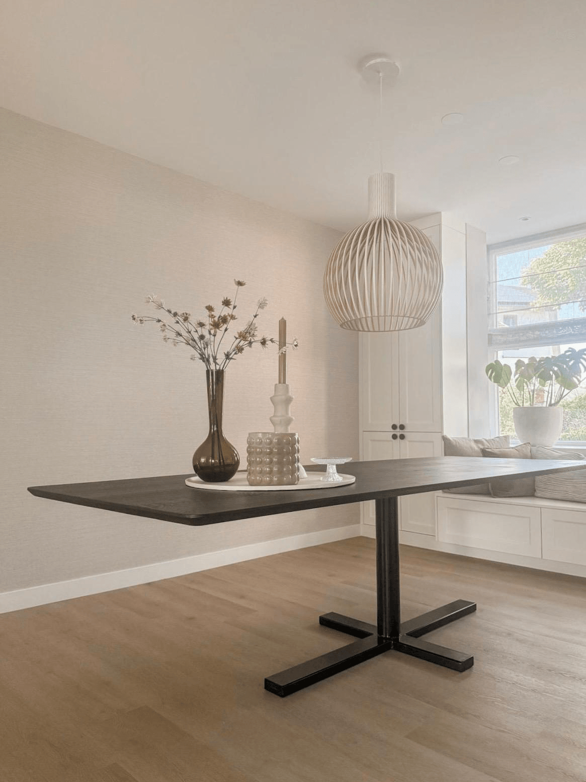 Rechthoekige tafel in showroom